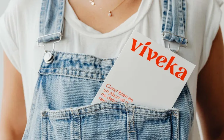 Folleto de la marca Viveka asomando del bolsillo de un pantalón vaquero