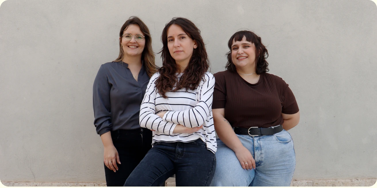 El equipo de Hoy es el día apoyado en una pared